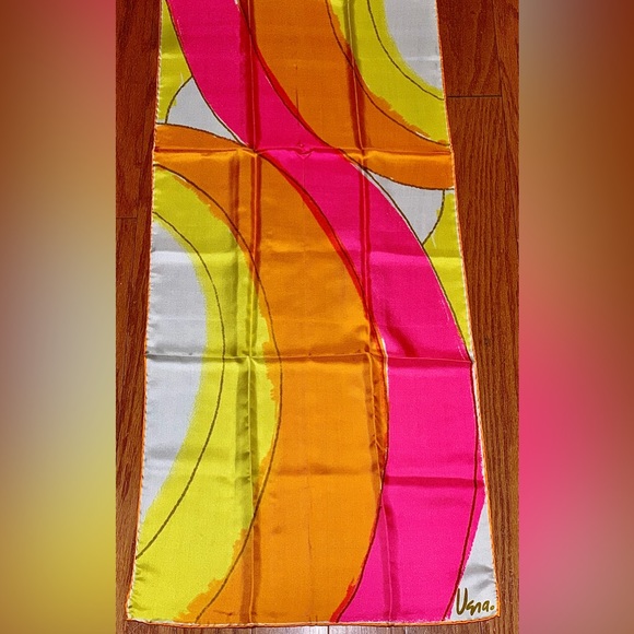 Vintage 1970s VERA NEUMANN Hand Rolled All Silk 44” x 15” Scarf Wrap Kerchief - Picture 3 of 16